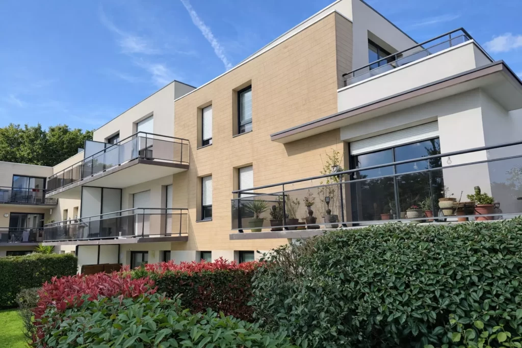 Entretien immeuble avec ravalement de façade, étanchéité des toits terrasse et sel des balcons. MOE : Adeno